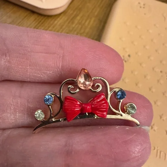 One “LOT” of excellent condition Disney Pins. 25 pins in total. - Picture 5 of 16